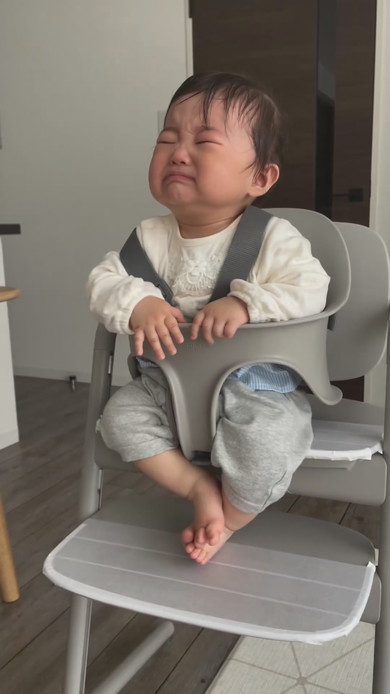 ごはん中に眠たくなってしまい体が揺れる赤ちゃん