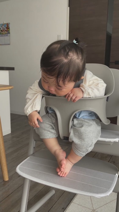 ごはん中に眠たくなってしまい体が揺れる赤ちゃん