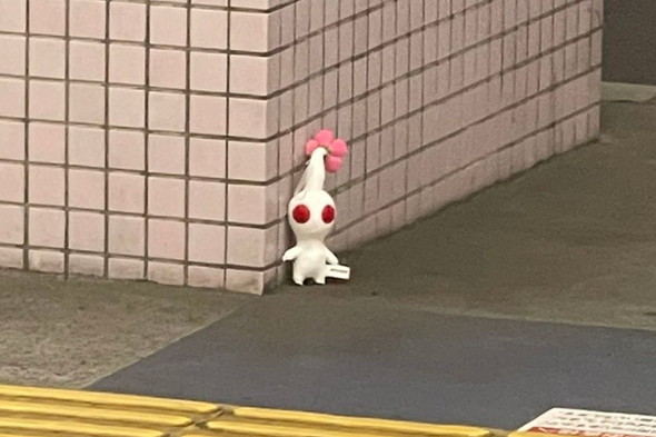 歩道に落ちている白ピクミンのぬいぐるみ