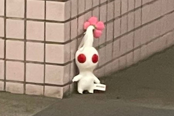 歩道に落ちている白ピクミンのぬいぐるみ