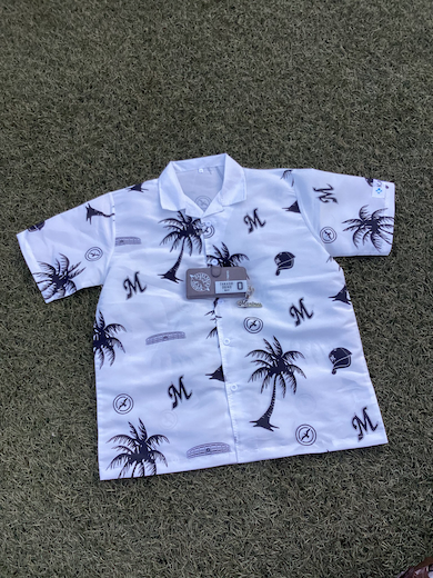 ロゴ入りシャツとキーホルダー