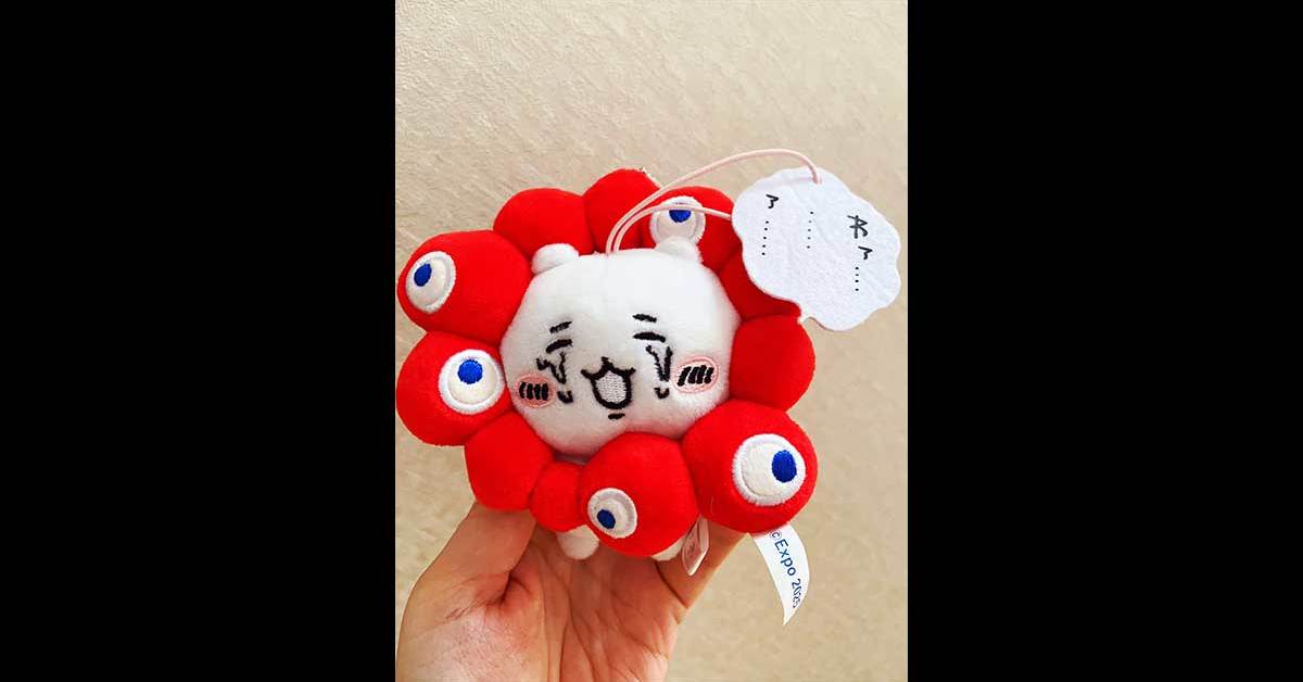 ちいかわが寄生されたってコト……!? ミャクミャク様を装着された