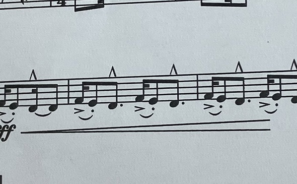 横並びになって連続でウインクをしてくる音符たち