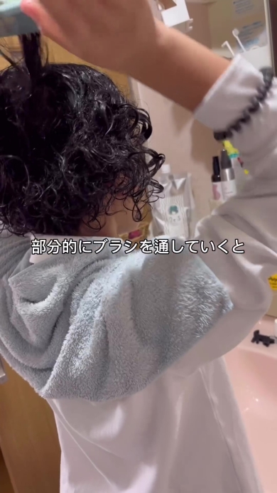 ヘアブラシを通す女の子
