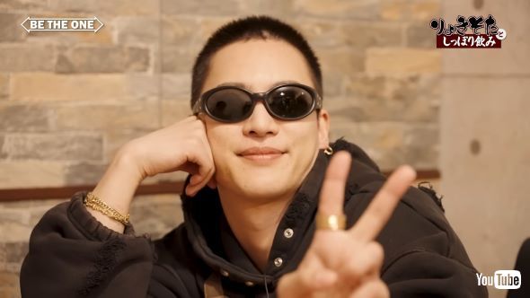 サングラスをかけた三山凌輝さん