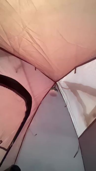 富士高原トマトフィールドで早朝に撮影したテントの中