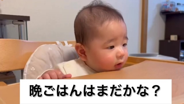 ベビーチェアに座る赤ちゃん