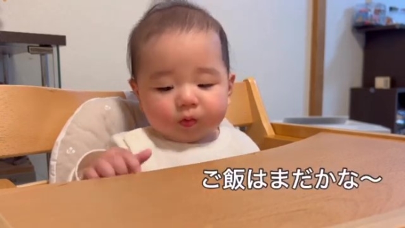 テーブルから口を離した赤ちゃん