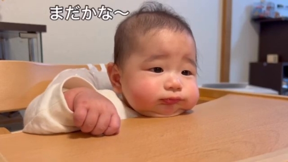 テーブルにあごを乗せる赤ちゃん