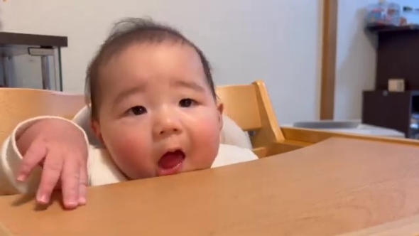 口を開ける赤ちゃん