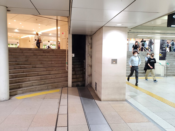 梅田 ダンジョン 入ったら帰ってこれなそう 階段