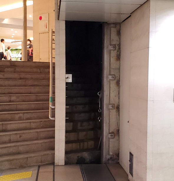 梅田 ダンジョン 入ったら帰ってこれなそう 階段