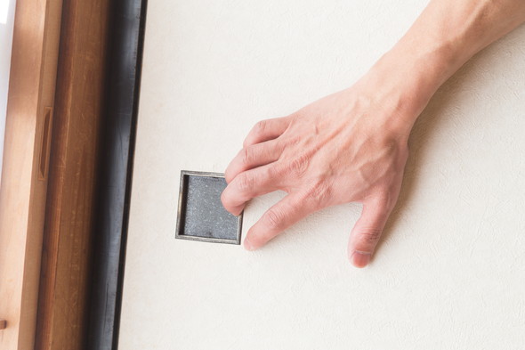 押し入れの中に林立するマンション模型