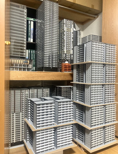 押し入れの中に林立するマンション模型