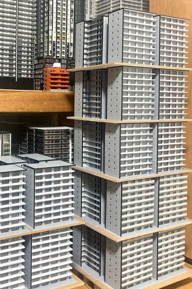 押し入れの中に林立するマンション模型