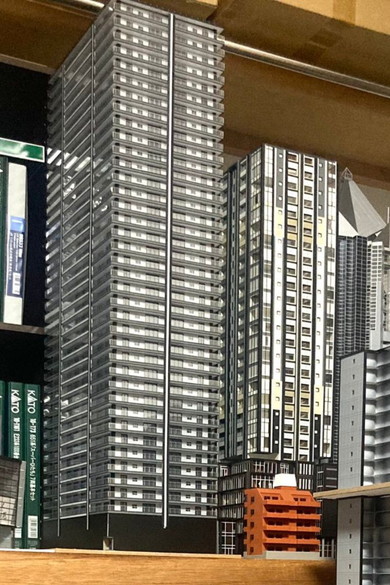押し入れの中に林立するマンション模型