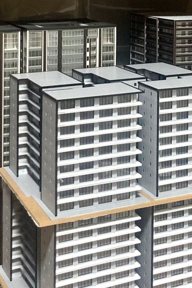 押し入れの中に林立するマンション模型