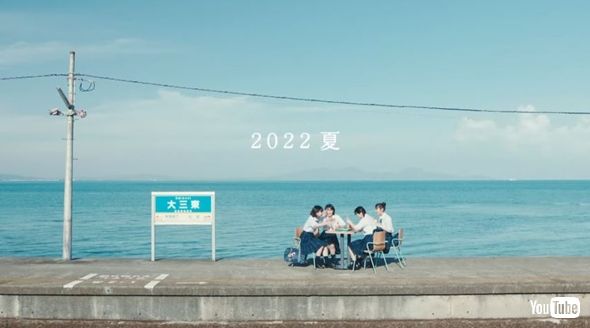 マックの看板が窓みたい