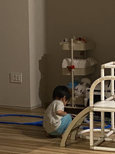 暗闇で遊ぶ男の子