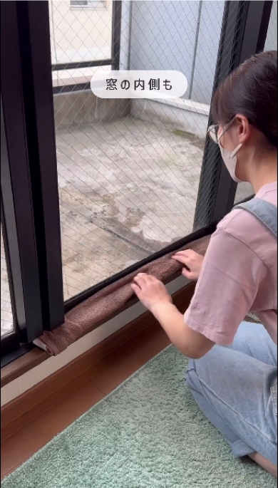 ダイソー商品だけで窓を掃除するまるさん