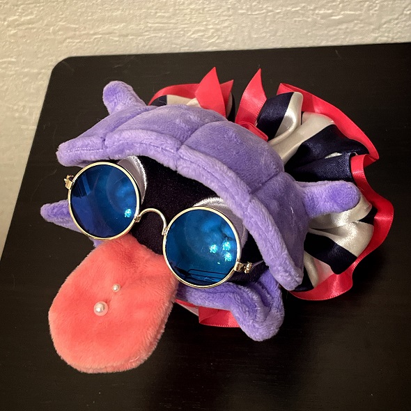 真珠のピアスをベロに付けたシェルダーのぬいぐるみ