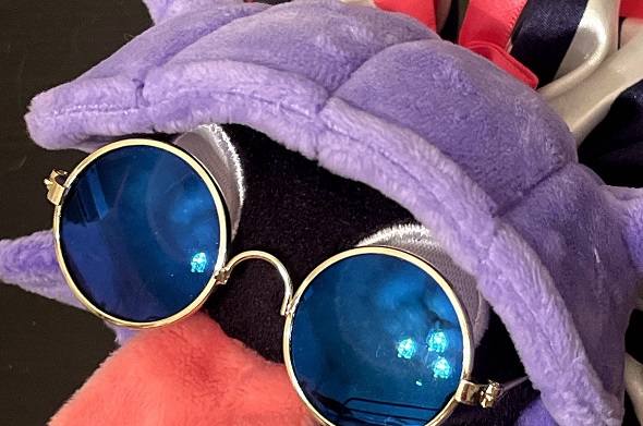 真珠のピアスをベロに付けたシェルダーのぬいぐるみ