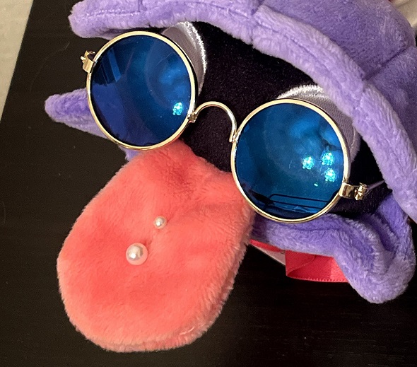 真珠のピアスをベロに付けたシェルダーのぬいぐるみ