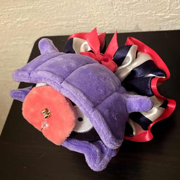 真珠のピアスをベロに付けたシェルダーのぬいぐるみ