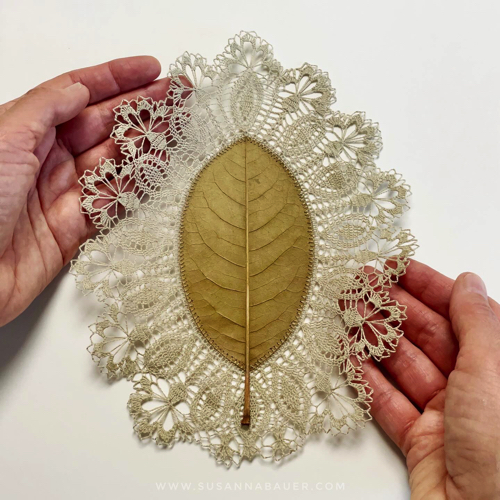 レース編みを施した落ち葉