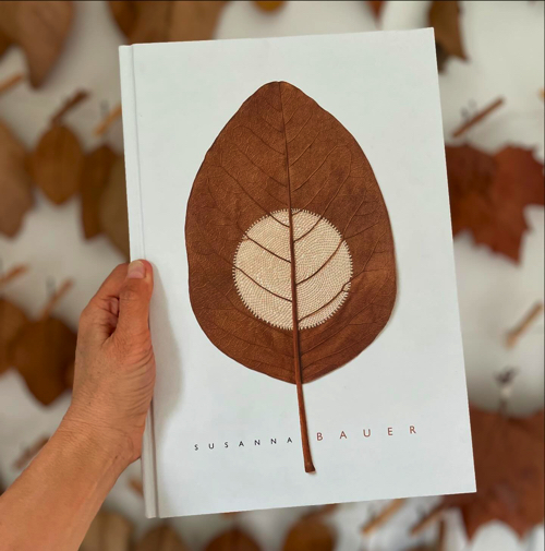 レース編みを施した落ち葉