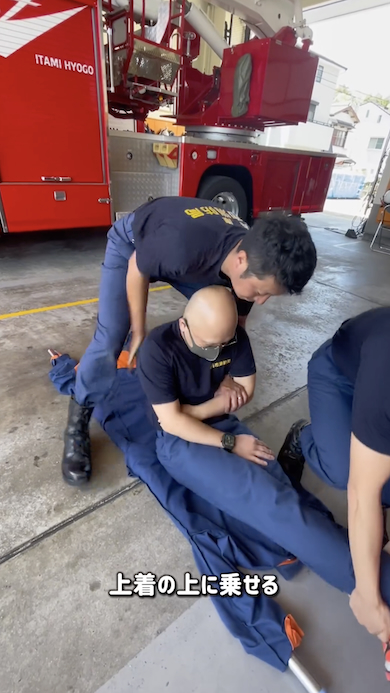 上着での応急担架