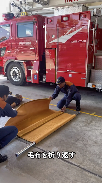 毛布での応急担架