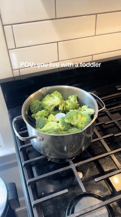 鍋のフタを探すママ