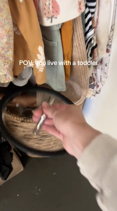 鍋のフタを探すママ