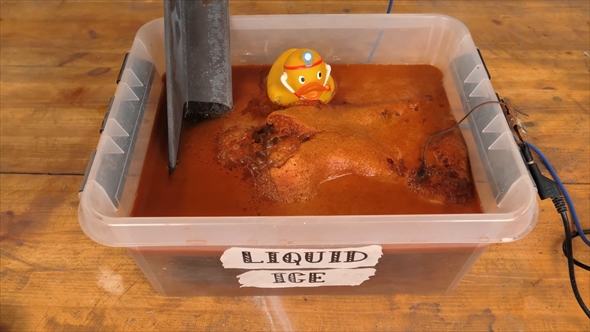 サビた斧の刃をピカピカにする方法