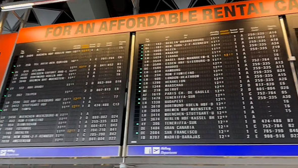 フランクフルト空港の出発案内板