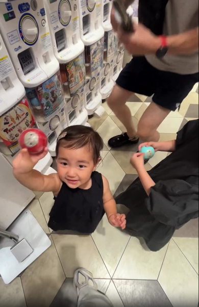 ガチャガチャを回せて満足げ