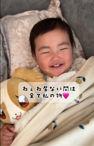 ぬいぐるみを独り占めできて満面の笑顔