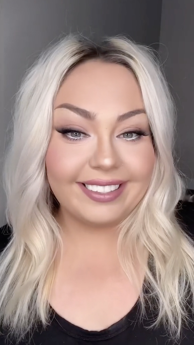 ゴージャスメイク女性の素顔メイク