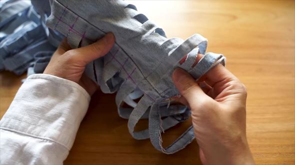 古いデニムをリメイクする動画