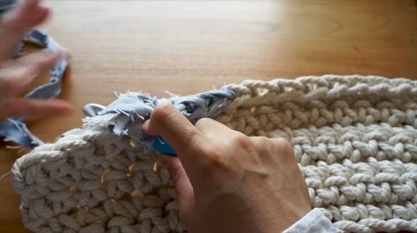 古いデニムをリメイクする動画