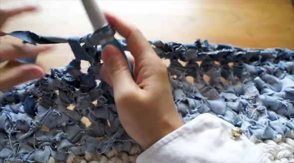 古いデニムをリメイクする動画