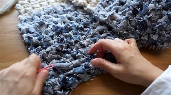 古いデニムをリメイクする動画