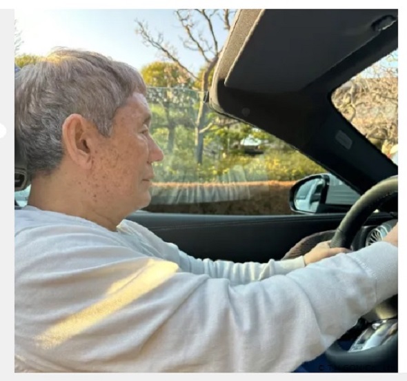 運転する北野武ことビートたけし