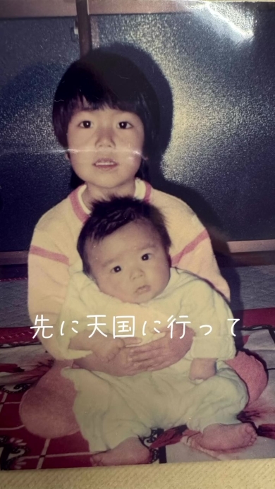 幼い姉弟の写真