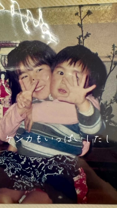 幼い姉弟の写真
