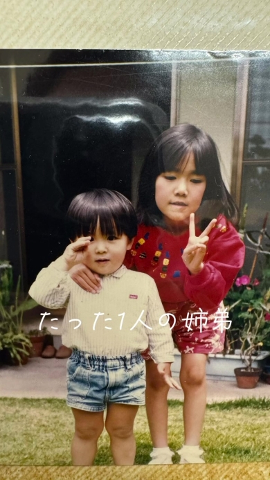 幼い姉弟の写真