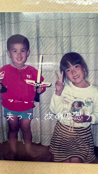 幼い姉弟の写真