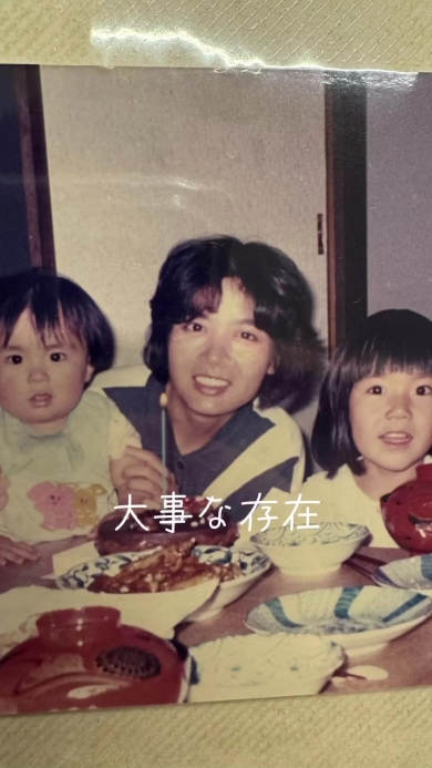 母と姉弟の写真