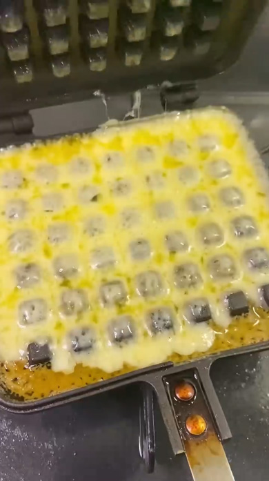 ワッフルメーカー チェダーチーズ まるごと 押し潰して 焼く
